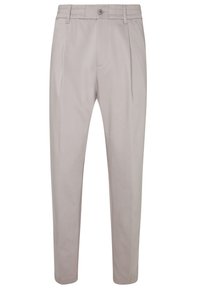 Lichtgrijze broek met een gladde textuur, taps toelopende pijp, twee plooien aan de voorkant; voorzien van een knoopsluiting en riemlussen.