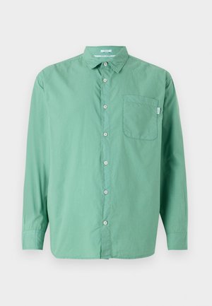 Camisa verde de botones, de manga larga, de material de algodón, con un solo bolsillo en el pecho, corte relajado, textura sutil y diseño de cuello clásico.