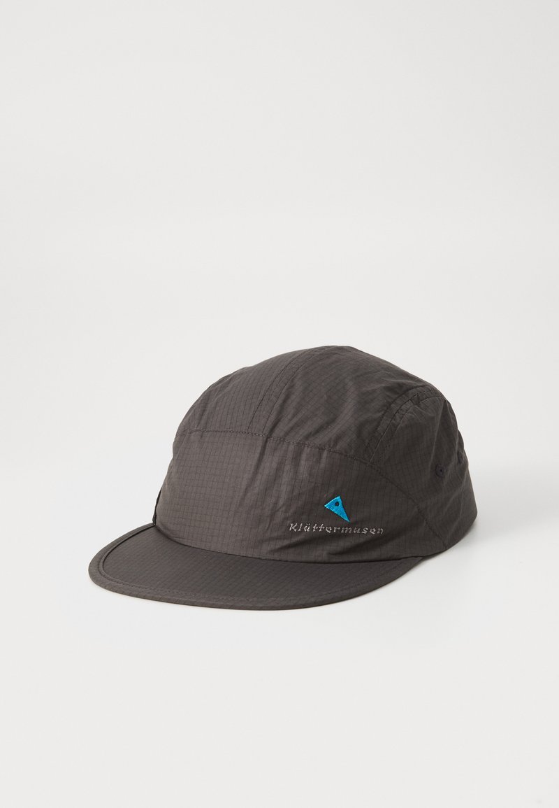Cappello grigio scuro realizzato in tessuto texture, con un logo blu a contrasto. Progettato con una visiera curva e dettagli cuciti.