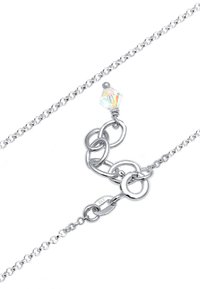 Sterlingsilberkette mit miteinander verbundenen Schleifen, ausgestattet mit einem facettierten Kristallakzent. Glatte Textur, glänzende Oberfläche und zartes Design.