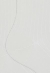 Weiße, gerippte Socken mit einer glatten Textur und verstärktem Zehenbereich. Der Stoff ist dehnbar und weich und zeigt feine, vertikale Linien.