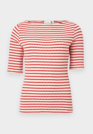 Haut en maille texturée rouge et blanc à manches courtes, avec un motif à rayures horizontales et un col rond.