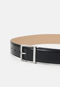 Calvin Klein SLEEK SQUARE - Cintura - black smooth