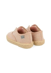 Espadrilles de algodón de color rosa claro con un acabado texturizado, puntera redondeada y suela de yute. Presenta una etiqueta de la marca en la parte posterior.