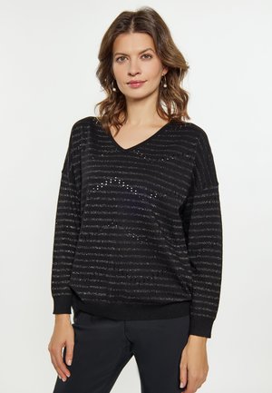 Pullover negru, cu mâneci lungi și gât în V, cu dungi texturate și accente strălucitoare. Material moale, cu o croială relaxată.