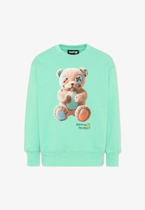 Felpa verde menta con un orsacchiotto di peluche che tiene un cuore blu, occhi a bottoni asimmetrici e testo "Barrow Friendly" con una faccina sorridente.