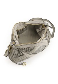 Graue Ledertasche mit geflochtenen Akzenten, goldfarbenen Beschlägen, Reißverschluss und einem geräumigen Innenraum mit weicher Fütterung.