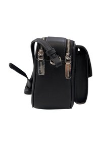 Borsa in pelle nera textured con doppie cerniere argentate, tracolla regolabile e forma rettangolare. Nota per il suo design strutturato e lo stile minimalista.
