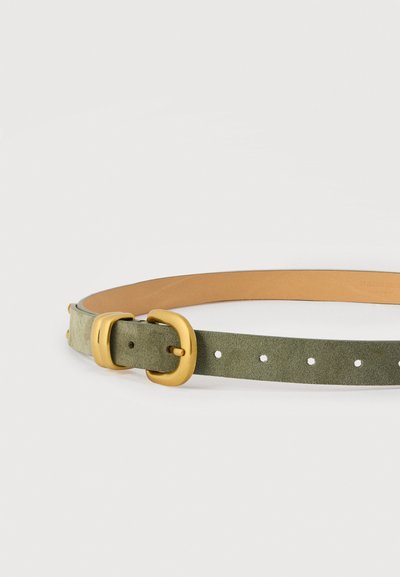 Ζώνη από καστόρι σε ελιά πράσινο, με έξι τρύπες για ρύθμιση και στρογγυλό χρυσό αγκράφα και θηλιά, πάνω σε λευκό φόντο.