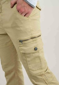 Deeluxe Original DANAKIL - Pantalon cargo - sahara
