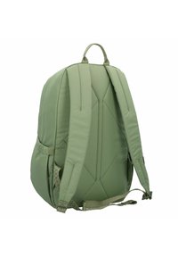 Zaino verde con struttura imbottita, spallacci ricchi di funzionalità, tasca laterale testurizzata e dettagli a motivo romboidale sugli spallacci.