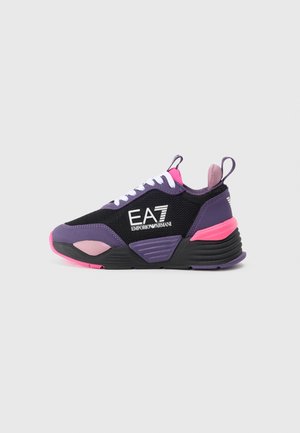Schwarze Mesh-Sneaker mit lila und rosa Akzenten sowie weißen Schnürsenkeln. Merkmale ein auffälliges EA7-Logo an der Seite und ein strukturiertes Sohlen-Design.
