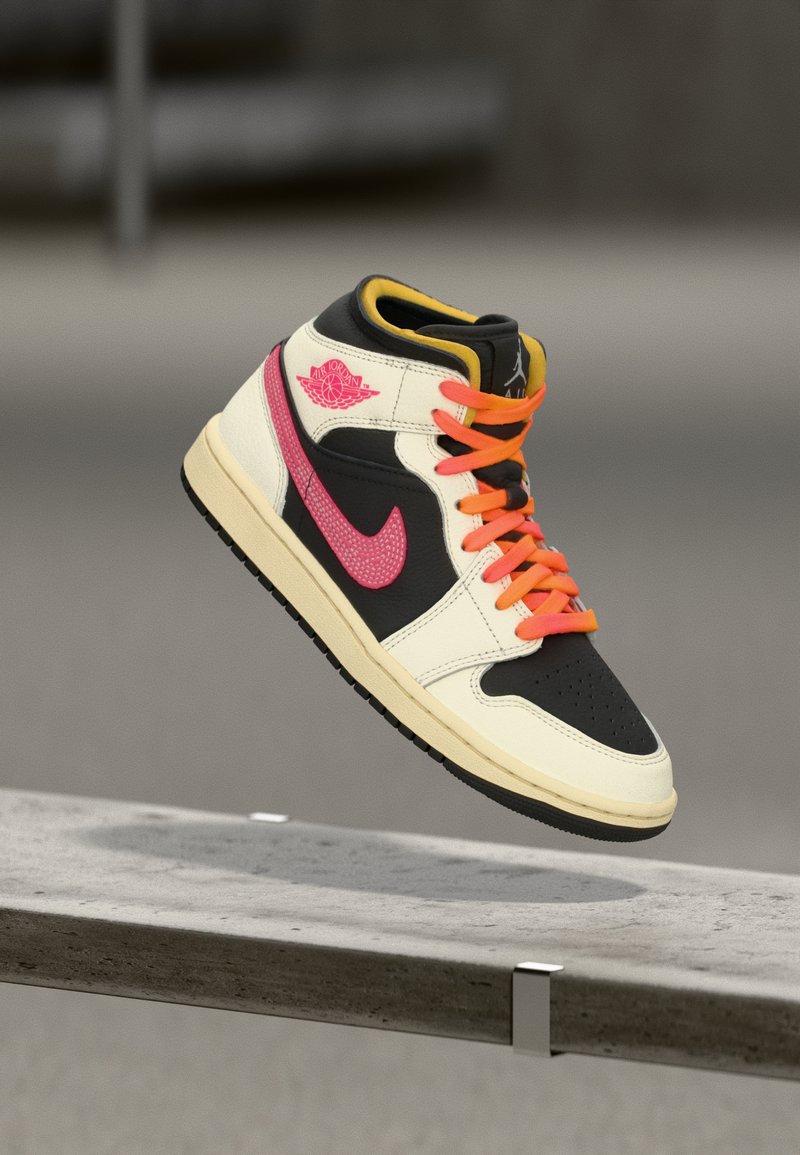 High-Top-Sneaker aus schwarzem Leder, mit cremefarbenen Seitenpaneelen, pinken und orangefarbenen Akzenten, einer perforierten Zehenbox und einem gemusterten Swoosh.