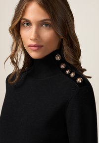 Oltre DOLCEVITA CON DETTAGLIO BOTTONI - Maglione - nero
