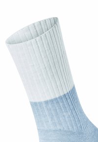 Hellgraue und pastellblaue gerippte Socke mit einem taillierten Design und horizontalem Farbstreifen-Muster. Weicher Stoff mit einer glatten Textur.