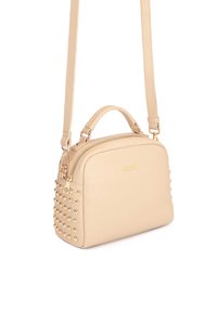 Beżowa torebka wykonana z materiału o fakturze, z zamkiem błyskawicznym u góry, krótkim uchwytem i ćwiekami na jednej stronie. Dołączony regulowany pasek.