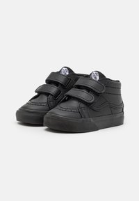 Zwarte leren peutersneakers met dubbele klittenbandsluitingen en rubberen zolen, met het Vans-logo op de tong.