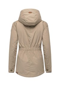 Beige jacka med huva, indragen midja och knäppta ärmar. Slät tyg med en enkel, funktionell design.