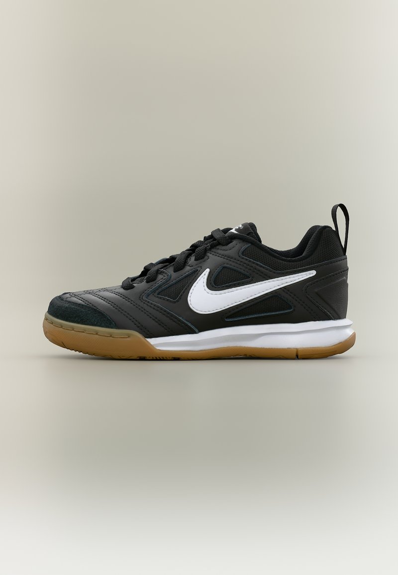 Αθλητικό παπούτσι Nike σε ασπρόμαυρο με σόλα από καουτσούκ, σχέδιο με κορδόνια, επάνω μέρος από δίχτυ και συνθετικό υλικό, και ταινία για τράβηγμα στη φτέρνα.