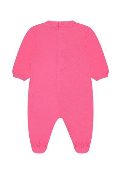 Rosa Baumwollbaby-Overall mit langen Ärmeln, Druckknöpfen entlang des Rückens und elastischen Bündchen an den Knöcheln. Weiche, glatte Textur.