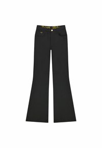 Jeans noirs évasés avec une ceinture brodée d'or, cinq poches, et une fermeture éclair avec bouton. Tissu lisse et coupe ajustée.