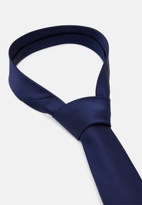 Mørkeblå silke slips med en glat tekstur, prydet med et klassisk design og en knyttet finish ved kraveområdet.