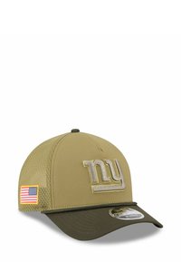 Khaki-Baseballcap mit grünem Schirm, verziert mit gesticktem "ny"-Logo und einem Patch der amerikanischen Flagge an der Seite. Das Mesh-Rücken sorgt für Belüftung.