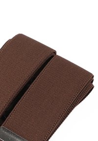 Braunes elastisches Band, strukturiertes Material, flaches Design mit einem Metallclip zur Befestigung und verstärkten Nähten entlang der Kanten.