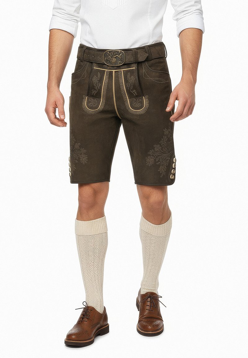 Herrarnas mörkbruna lederhosen med dekorativ guldstickning, två framfickor, knappar som accent, i kombination med ljusa stickade strumpor och bruna skor.
