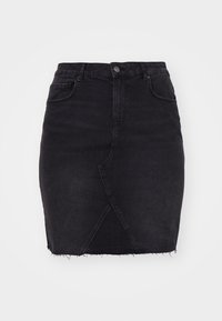 Črna denim svinčnik krila s prilegajočim dizajnom, ki ima obršen rob in poševni sprednji pas, zavarovano s sprednjim gumbom in zadrgo.