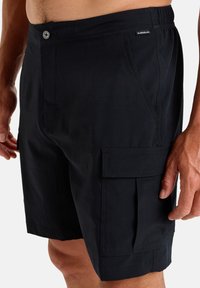 Čierne cargo šortky vyrobené z ľahkej tkaniny s gombíkovým zapínaním, bočnými vreckami a štruktúrovaným povrchom. Obsahujú cargo vrecko na nohe.