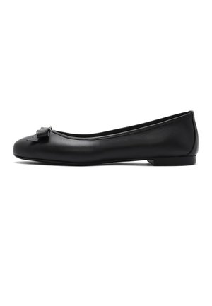 Schwarzer Ballettschuh aus Leder mit einer kleinen Schleifenverzierung auf der runden Spitze und niedrigem Absatz, seitlich dargestellt.