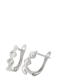 Silverringar i form av hoop med en vriden design, som har en polerad yta. Örhängena har en gångjärnspost och en slät textur.