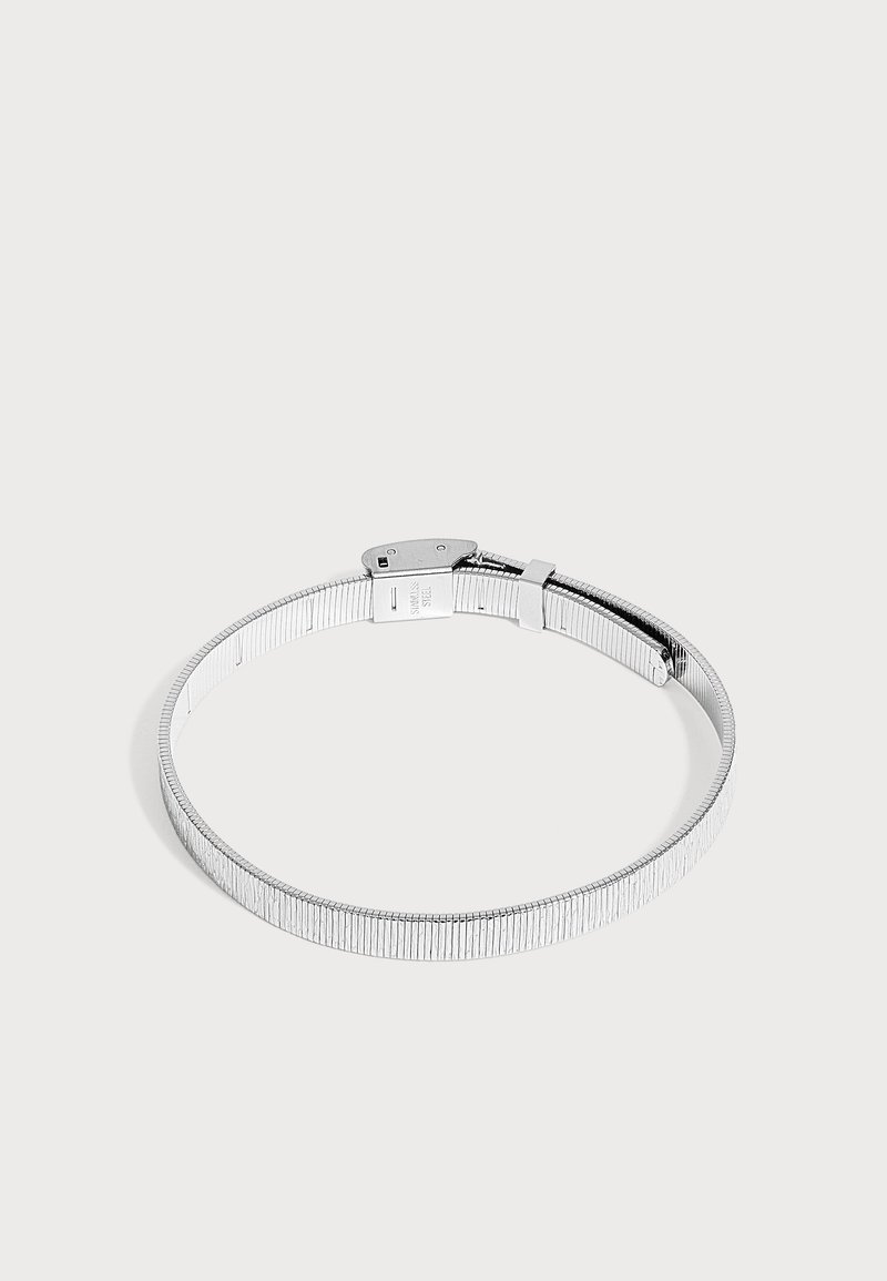 Bracelet de montre en maille d'acier inoxydable argenté avec fermoir, présenté en forme circulaire sur un fond clair.
