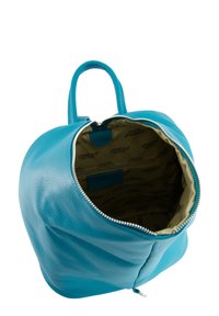 Sac à dos en cuir turquoise à la forme arrondie, avec deux courtes poignées et une fermeture éclair. L'intérieur présente un revêtement beige avec le logo de la marque répété.