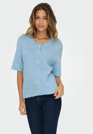 Lichtblauwe kortekraag cardigan met korte mouwen, gemaakt van een zachte gebreide stof, voorzien van een ronde halslijn en vijf knopen aan de voorkant.