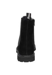Schwarze Wildleder-Ankle Boots mit glatter Oberfläche, seitlichem Reißverschluss und strukturiertem Gummisohle. Mit einer Stoffezuglasche auf der Rückseite.