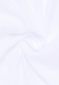 Weißer Stoff mit glatter Textur, fein gewebt und leicht, in einer gedrehten Anordnung präsentiert, die seine Weichheit und seinen Fall hervorhebt.