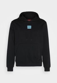 Sudadera negra con capucha que incluye un bolsillo canguro frontal y un parche de logo azul claro con la palabra "HUGO" en el pecho. Textura de tela suave.