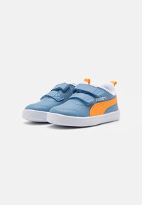 Zapatillas sintéticas azules con detalles naranjas, que cuentan con correas de Velcro y una suela de goma blanca. Logo de PUMA visible en el lateral.