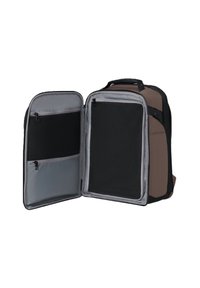 Zaino marrone e nero aperto per mostrare due tasche a rete con zip sulla patta e un ampio scomparto in rete all'interno.
