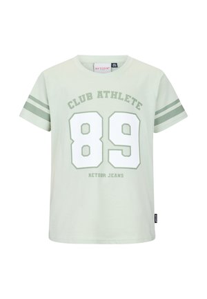 Lichtgroen T-shirt met korte mouwen, met de tekst "CLUB ATHLETE 89" in wit en groen, met twee horizontale strepen op elke mouw.