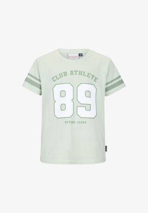 Lichtgroen T-shirt met korte mouwen, met de tekst "CLUB ATHLETE 89" in wit en groen, met twee horizontale strepen op elke mouw.