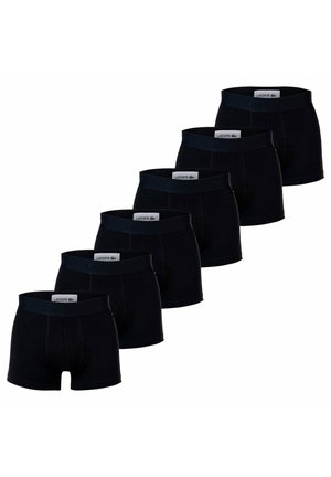 Schwarze Baumwoll-Boxershorts mit einem weichen, elastischen Bund, auf dem das Lacoste-Logo prominent auf der Vorderseite zu sehen ist. Sechs Stück in einer Reihe präsentiert.