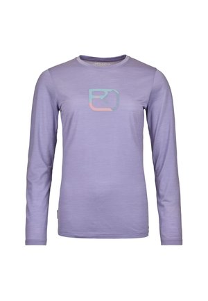 Langarmige lila Bluse mit Rundhals und einem subtilen Logo in Pastellfarben auf der Brust, hergestellt aus einem weichen, glatten Stoff.