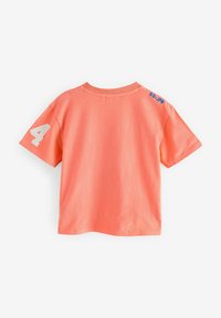 Korallfärgad t-shirt med korta ärmar som har ett strukturerat vitt nummer "4" på vänster ärm och blå "SD-JPN" broderat på höger axel.