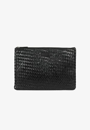 Bolso de mano con cremallera de cuero negro tejido y una discreta etiqueta de la marca en relieve en el centro.
