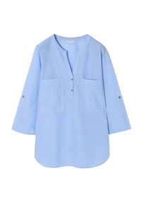 Camicetta azzurro chiaro con scollatura a V, maniche a tre quarti, due tasche frontali e dettagli in bottone sui polsini. Tessuto morbido.