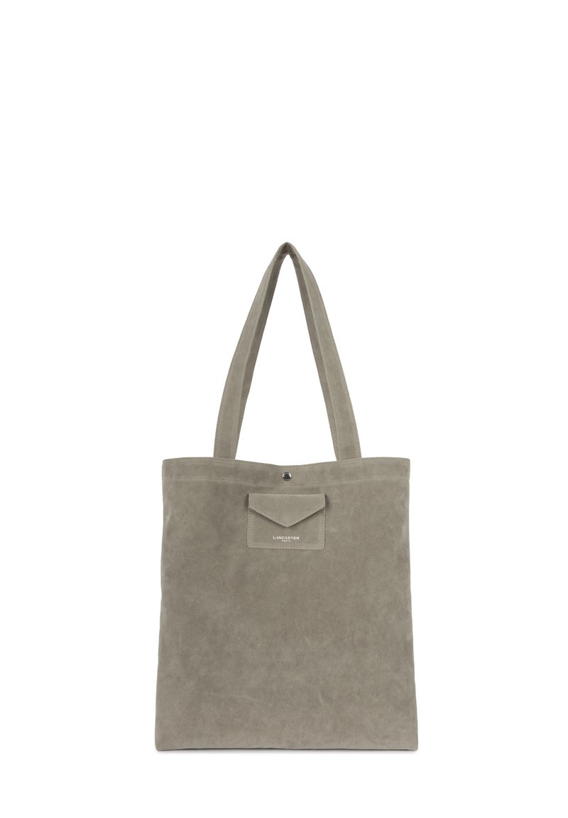 Sac fourre-tout en suède gris avec deux poignées, comportant une poche avant et une fermeture à pression. Texture douce et design minimaliste.