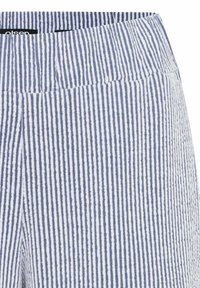 Gestreepte broek van een textuurstof, met smalle witte en marineblauwe verticale strepen en een platte tailleband.